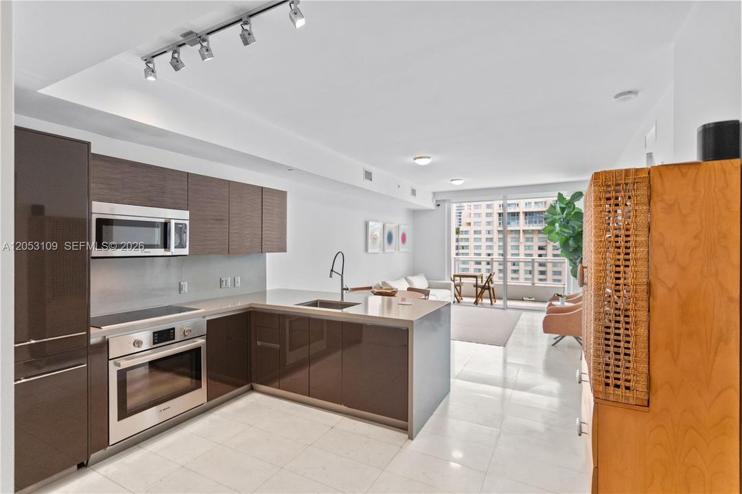 For Sale: $615,000 (1 beds, 1 baths, 905 Square Feet)