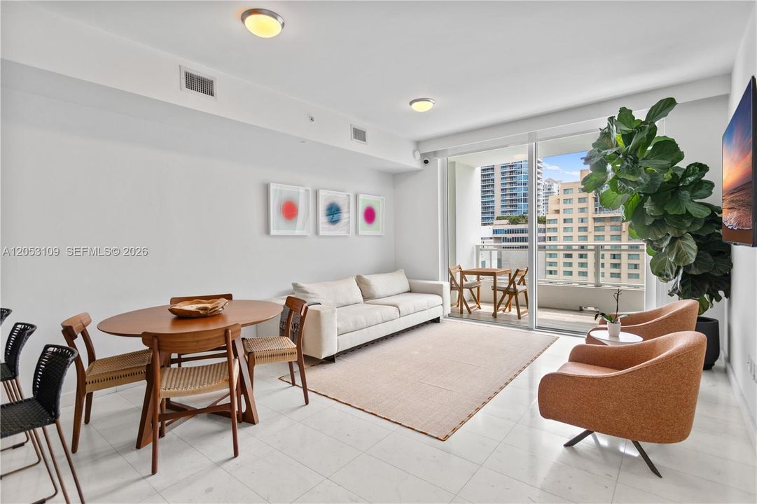 For Sale: $615,000 (1 beds, 1 baths, 905 Square Feet)