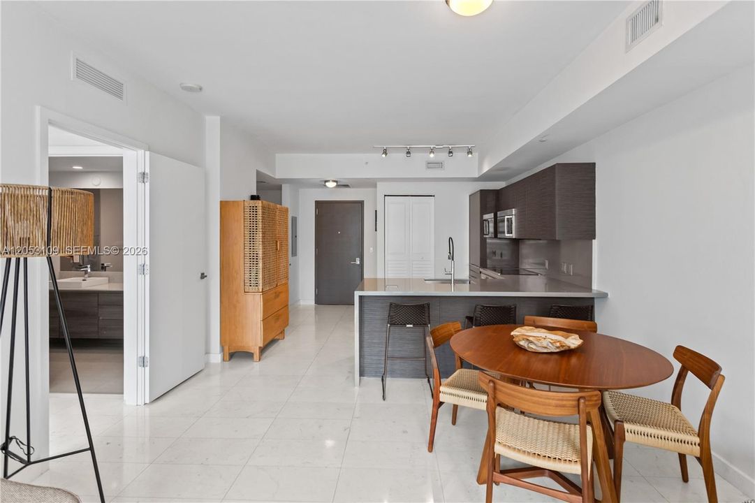 For Sale: $615,000 (1 beds, 1 baths, 905 Square Feet)