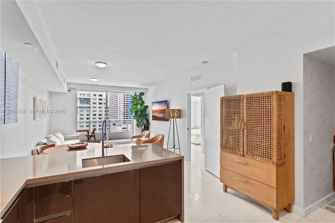 For Sale: $615,000 (1 beds, 1 baths, 905 Square Feet)