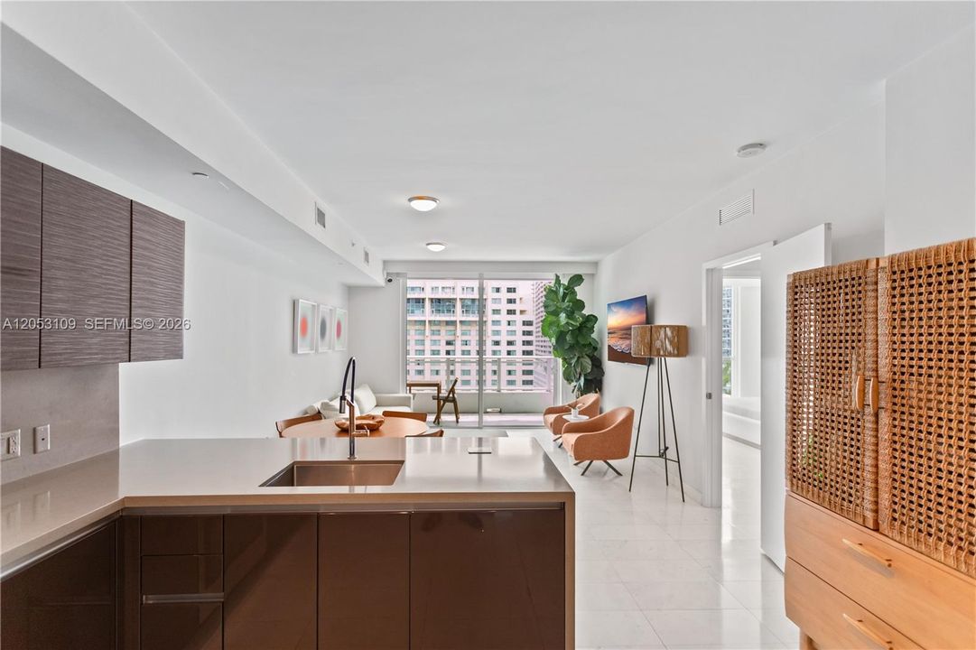 For Sale: $615,000 (1 beds, 1 baths, 905 Square Feet)
