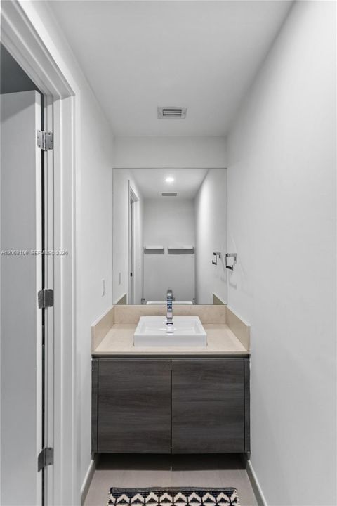 For Sale: $615,000 (1 beds, 1 baths, 905 Square Feet)