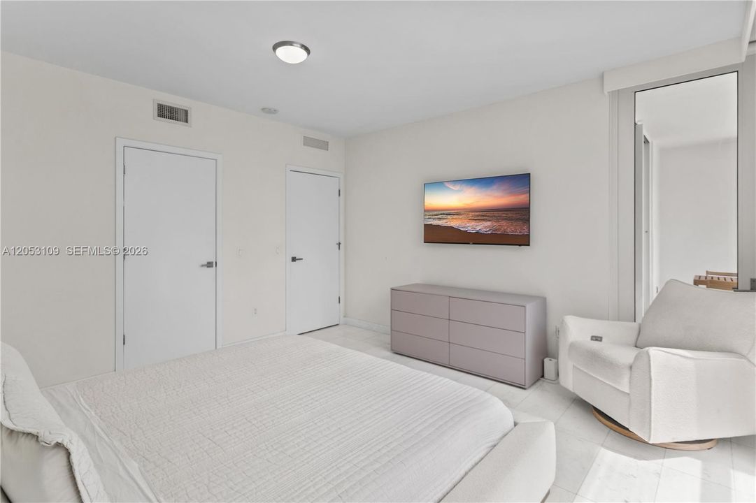 For Sale: $615,000 (1 beds, 1 baths, 905 Square Feet)