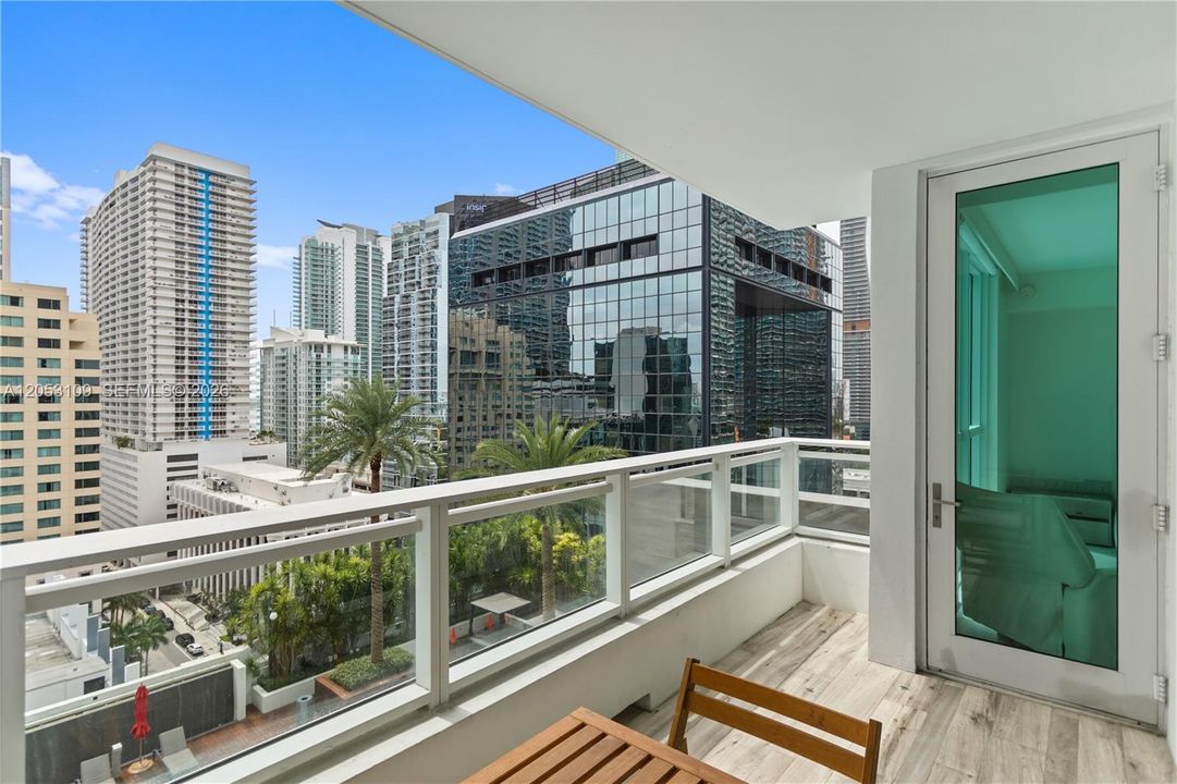 For Sale: $615,000 (1 beds, 1 baths, 905 Square Feet)