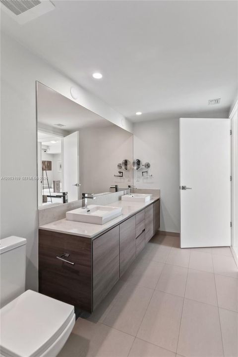 For Sale: $615,000 (1 beds, 1 baths, 905 Square Feet)
