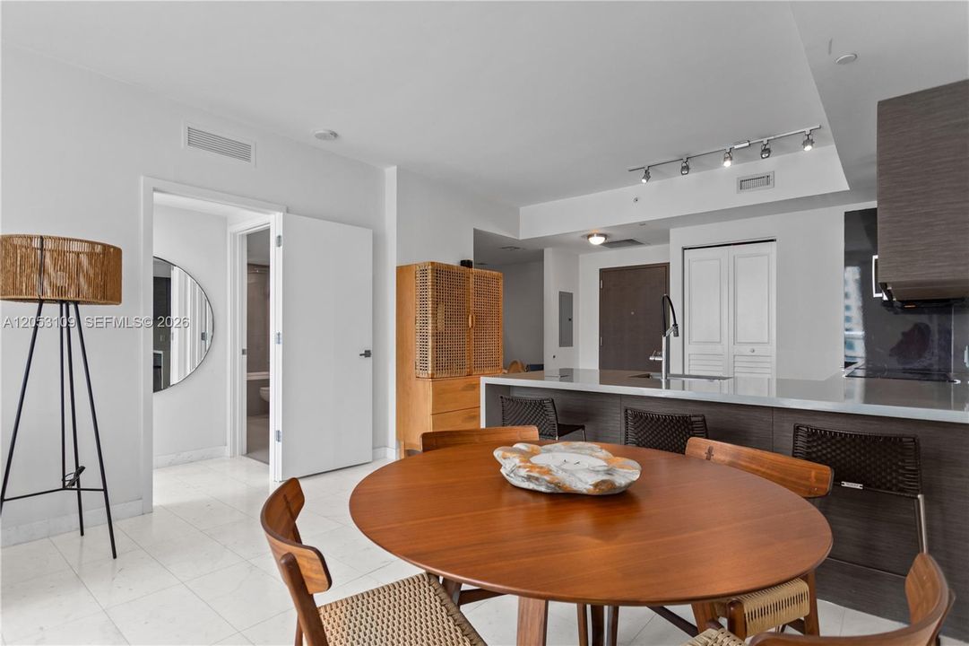 For Sale: $615,000 (1 beds, 1 baths, 905 Square Feet)