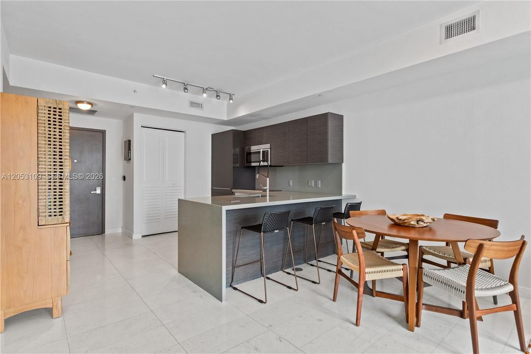 For Sale: $615,000 (1 beds, 1 baths, 905 Square Feet)