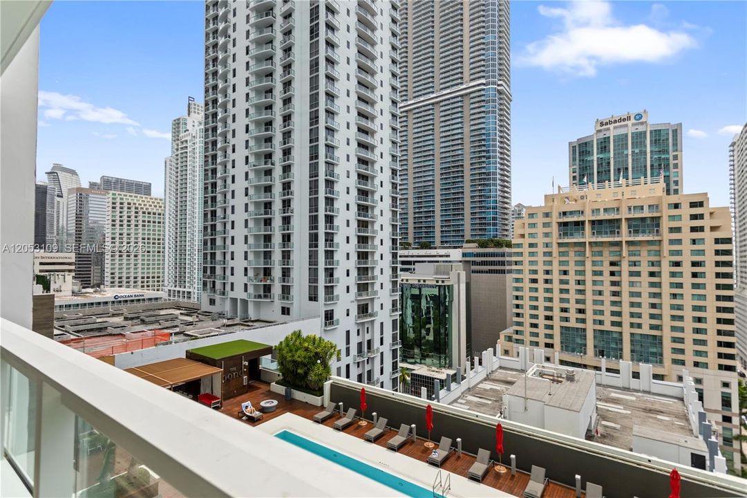 For Sale: $615,000 (1 beds, 1 baths, 905 Square Feet)