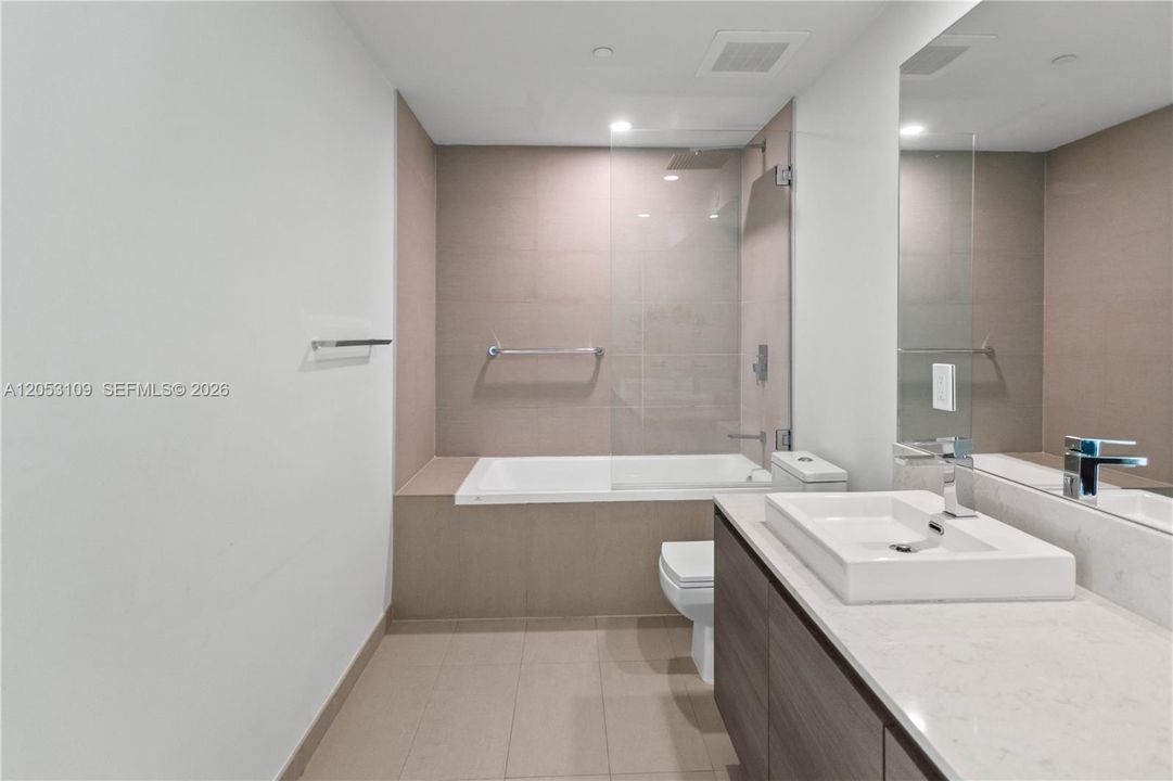For Sale: $615,000 (1 beds, 1 baths, 905 Square Feet)