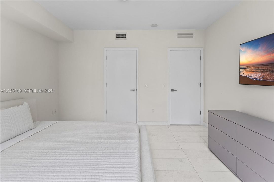 For Sale: $615,000 (1 beds, 1 baths, 905 Square Feet)