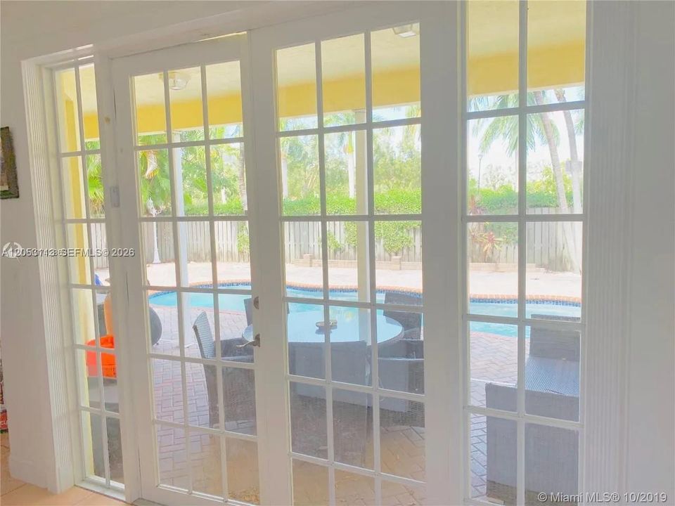 For Sale: $849,000 (5 beds, 3 baths, 2417 Square Feet)