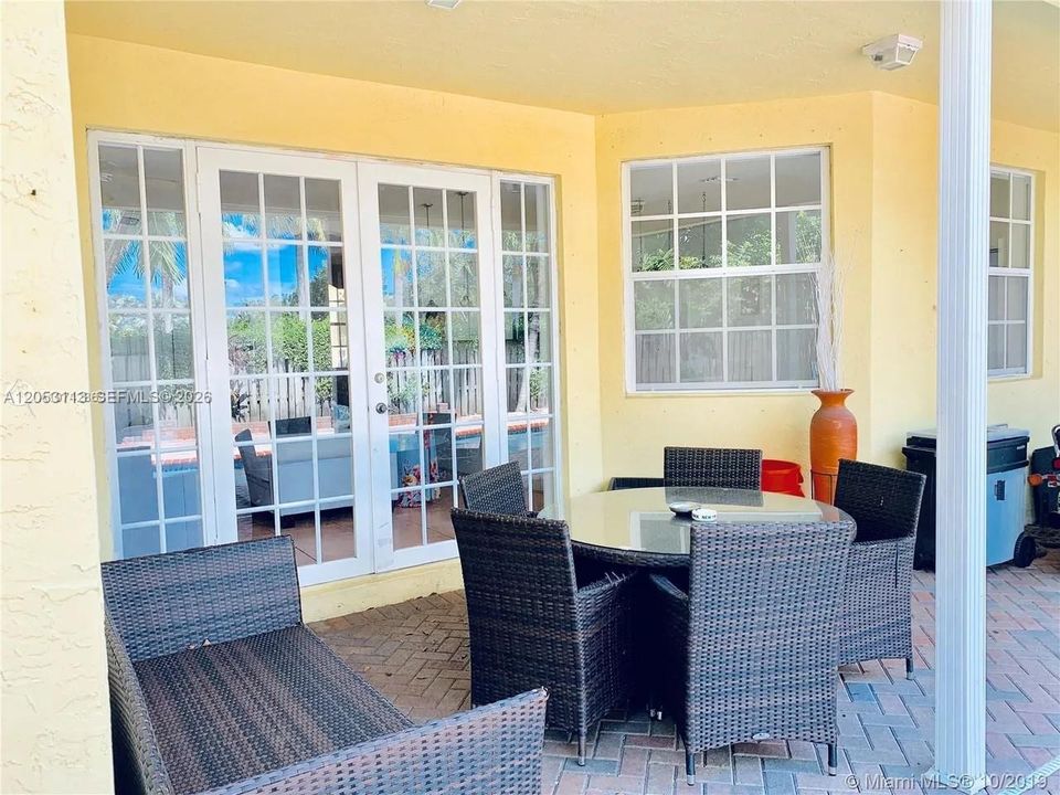 For Sale: $849,000 (5 beds, 3 baths, 2417 Square Feet)