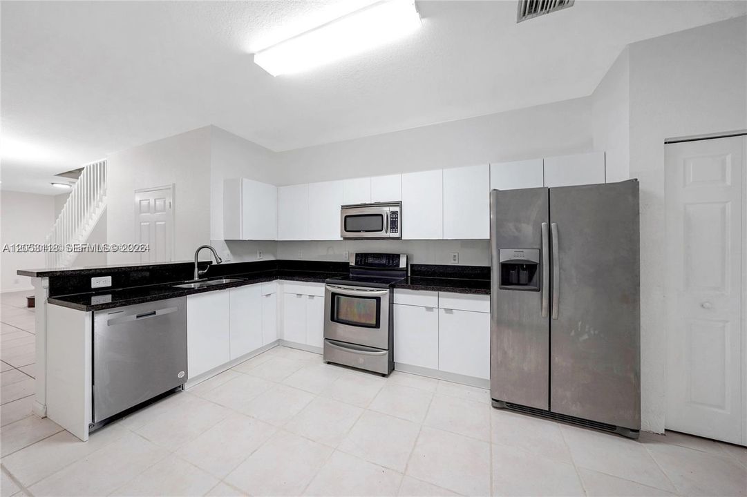 For Rent: $3,400 (3 beds, 2 baths, 1605 Square Feet)