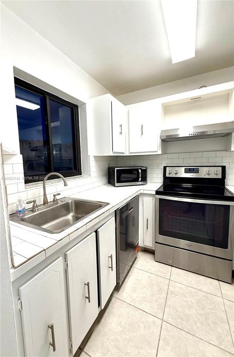 For Sale: $269,900 (2 beds, 1 baths, 764 Square Feet)