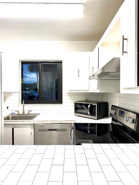 For Sale: $269,900 (2 beds, 1 baths, 764 Square Feet)