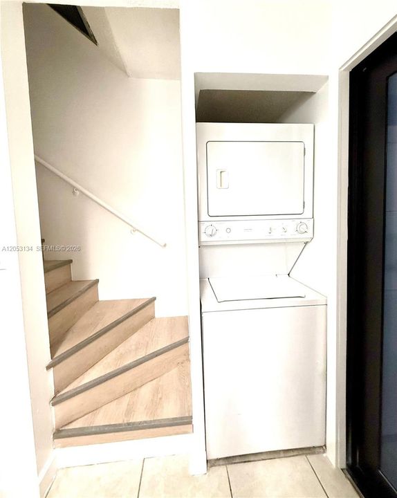 For Sale: $269,900 (2 beds, 1 baths, 764 Square Feet)