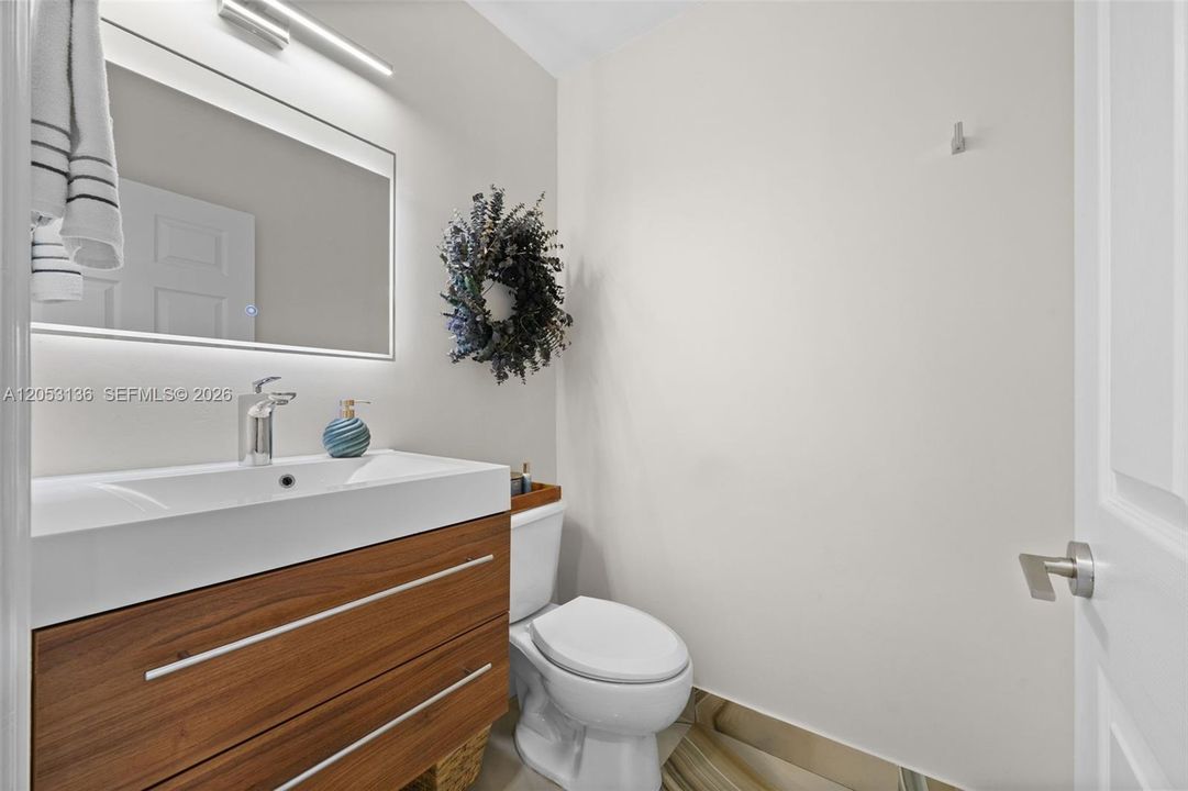 En Venta: $875,000 (4 camas, 2 baños, 1954 Pies cuadrados)