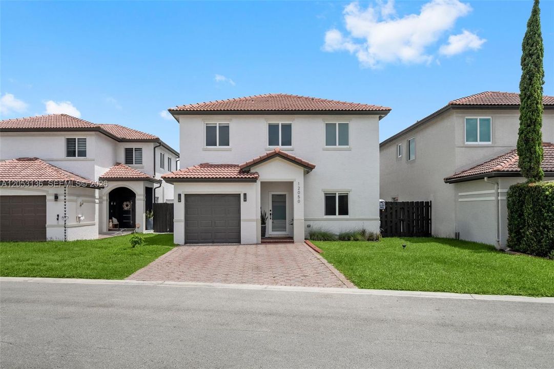 En Venta: $875,000 (4 camas, 2 baños, 1954 Pies cuadrados)
