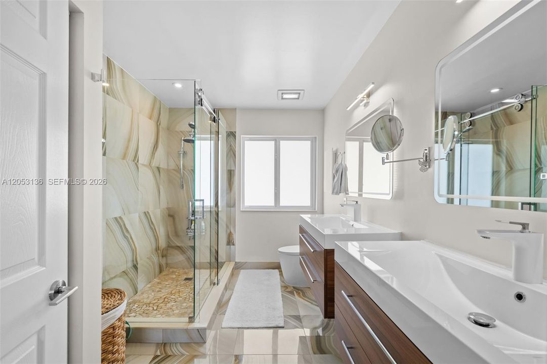 En Venta: $875,000 (4 camas, 2 baños, 1954 Pies cuadrados)
