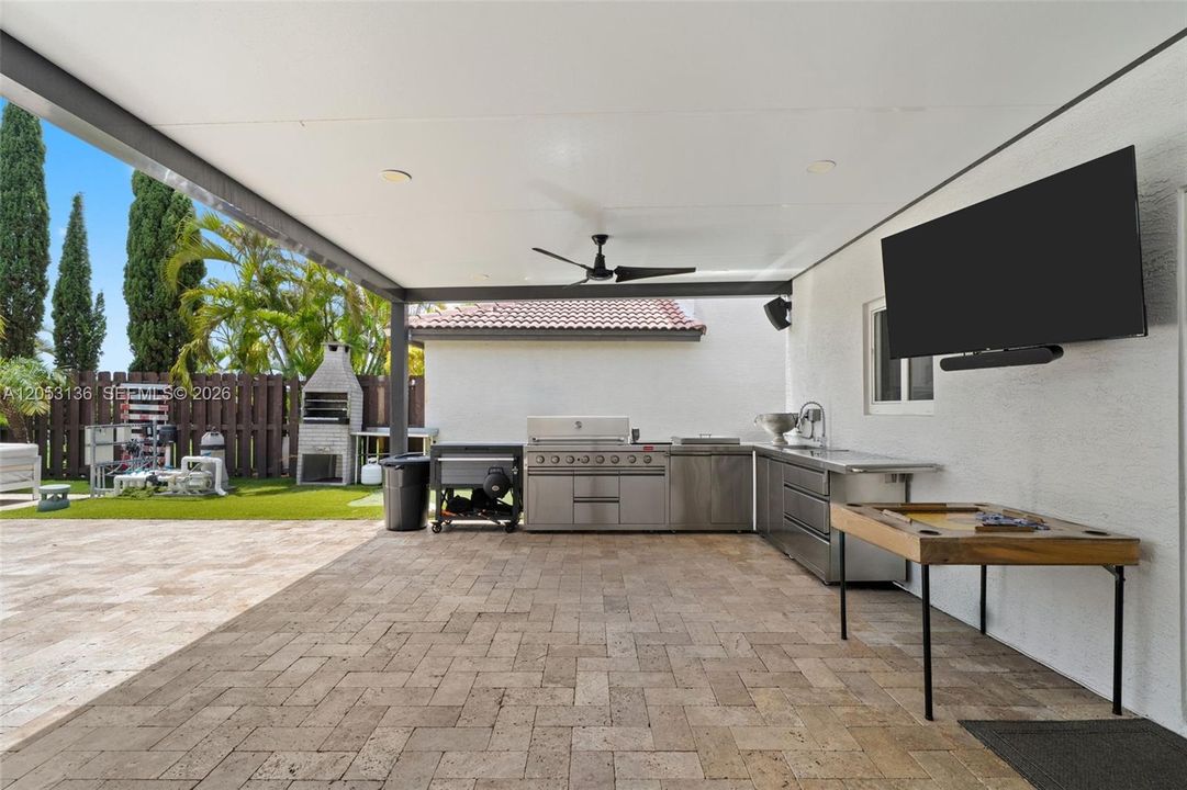 En Venta: $875,000 (4 camas, 2 baños, 1954 Pies cuadrados)