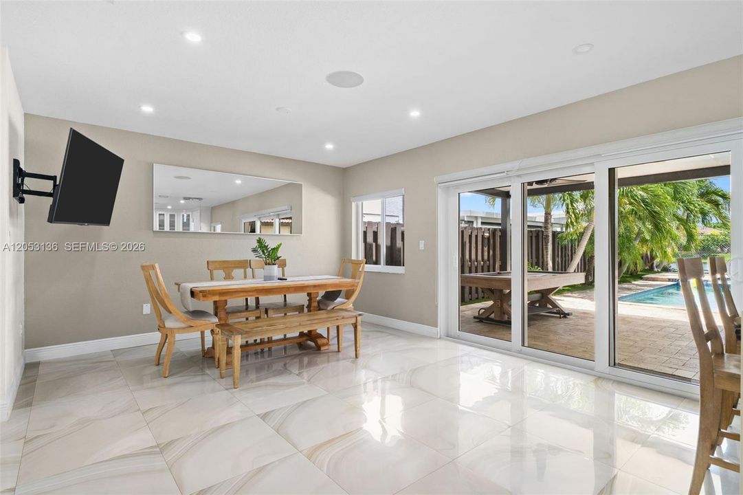 En Venta: $875,000 (4 camas, 2 baños, 1954 Pies cuadrados)