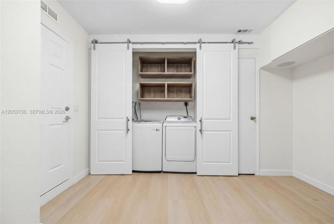 En Venta: $875,000 (4 camas, 2 baños, 1954 Pies cuadrados)