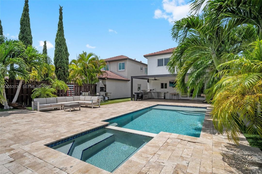 En Venta: $875,000 (4 camas, 2 baños, 1954 Pies cuadrados)