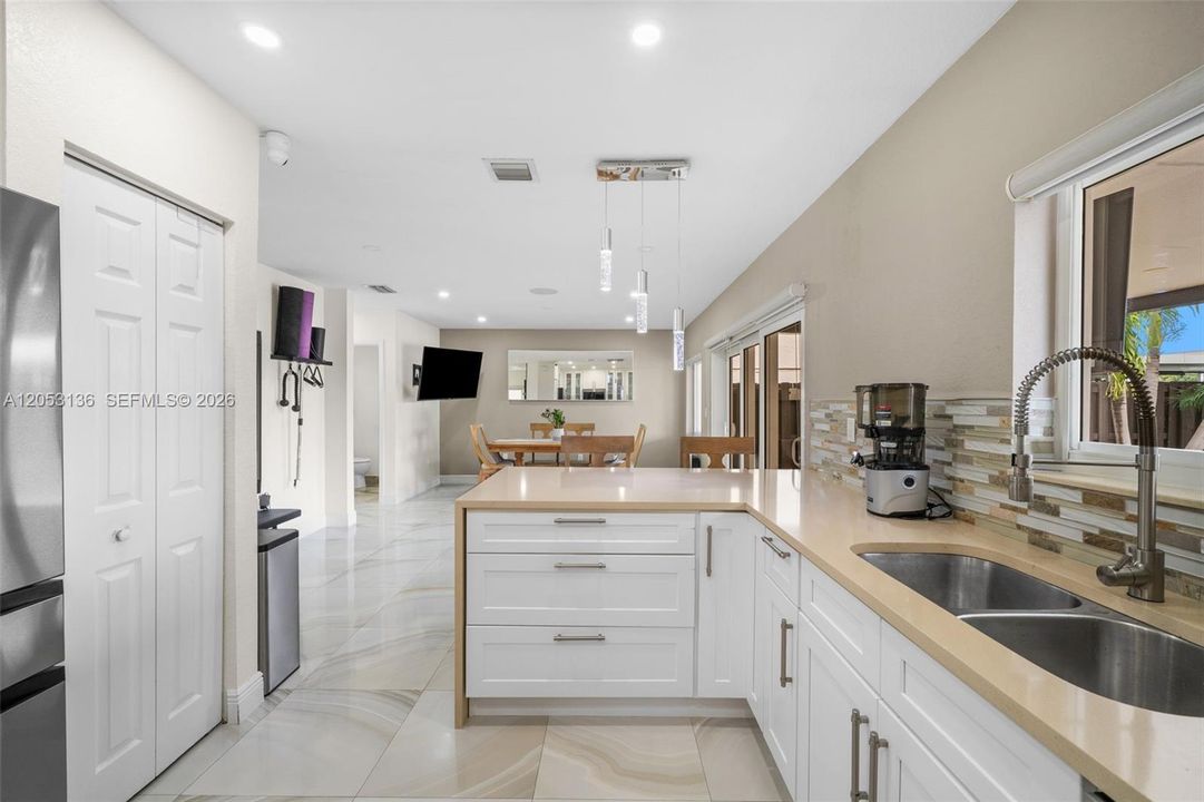 En Venta: $875,000 (4 camas, 2 baños, 1954 Pies cuadrados)