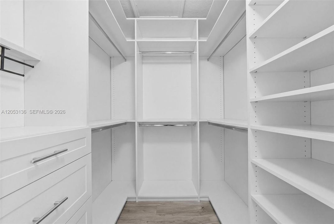 En Venta: $875,000 (4 camas, 2 baños, 1954 Pies cuadrados)