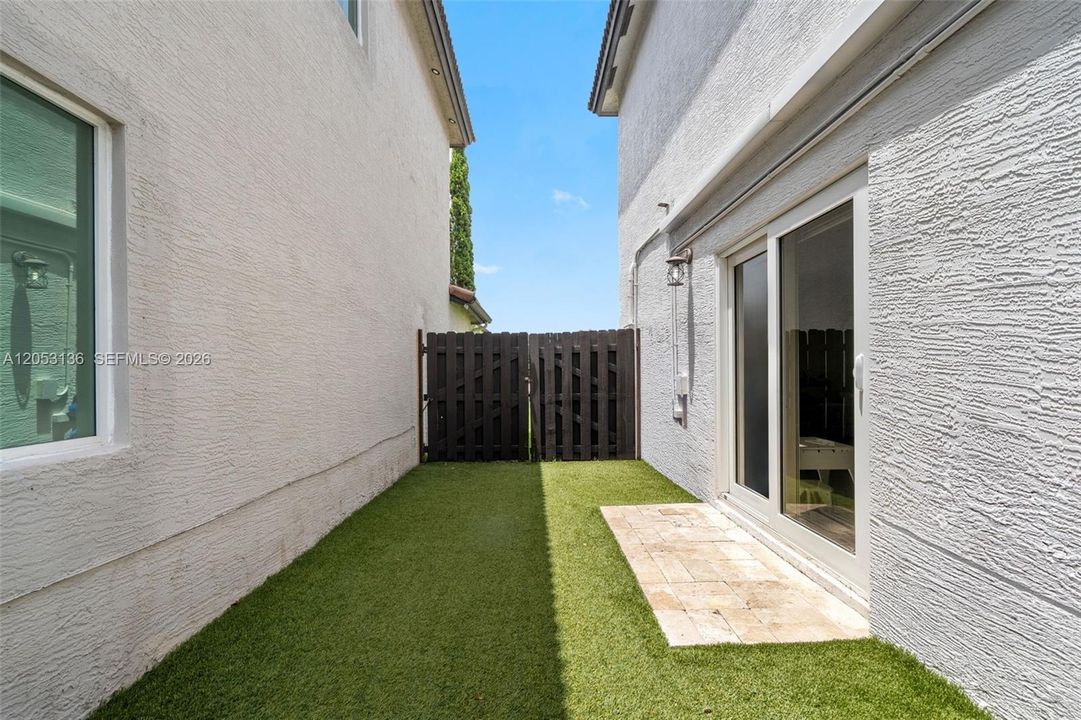 En Venta: $875,000 (4 camas, 2 baños, 1954 Pies cuadrados)