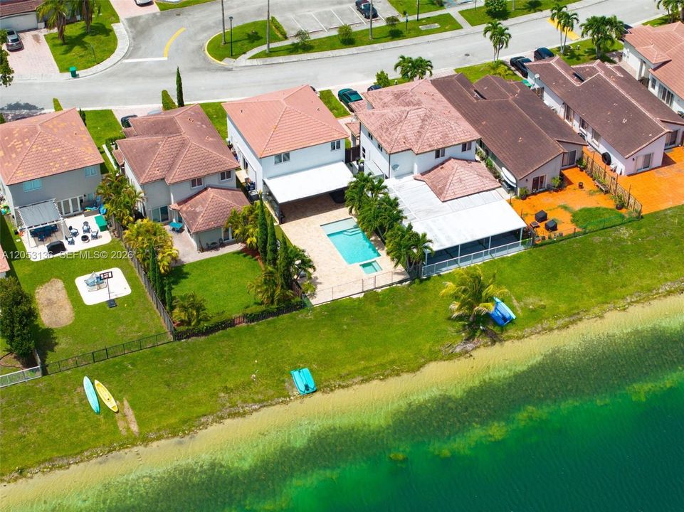 En Venta: $875,000 (4 camas, 2 baños, 1954 Pies cuadrados)