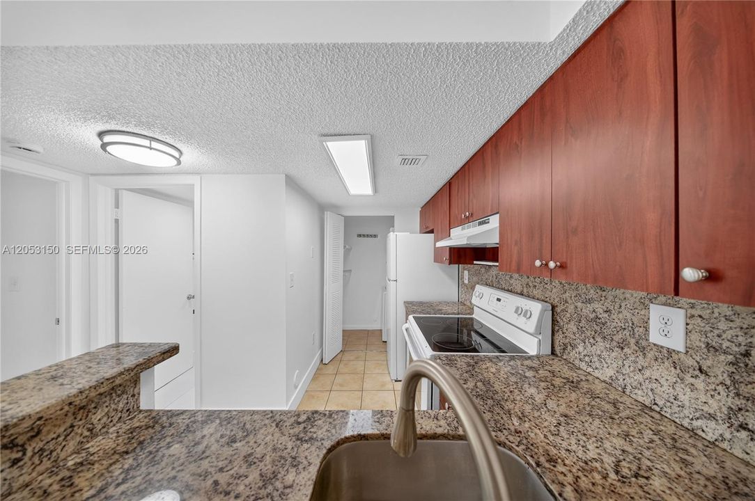 На продажу: $235,200 (2 спален, 2 ванн, 976 Квадратных фут)