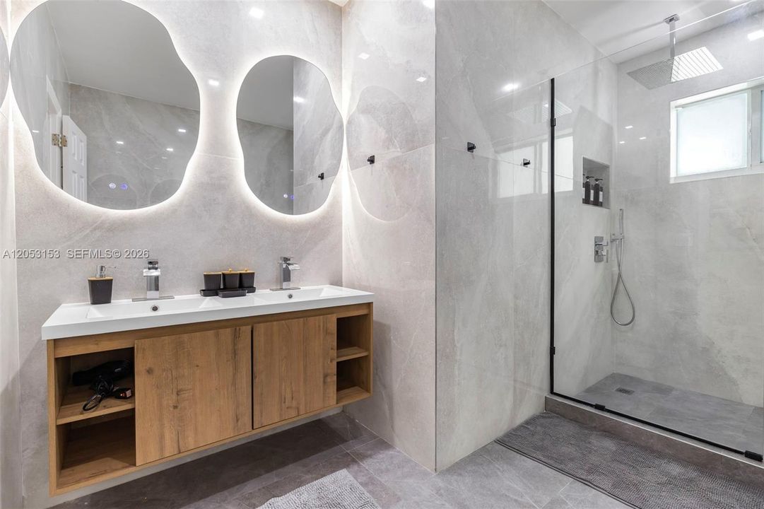 В аренду: $8,500 (5 спален, 2 ванн, 2120 Квадратных фут)