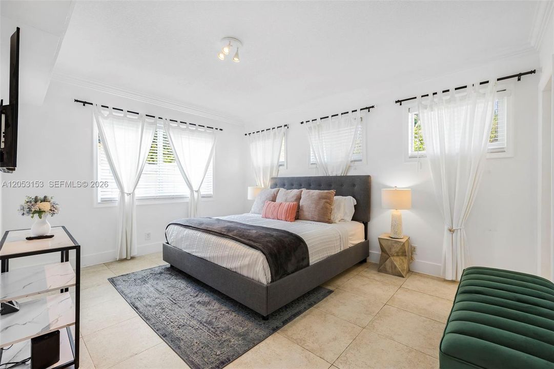 В аренду: $8,500 (5 спален, 2 ванн, 2120 Квадратных фут)