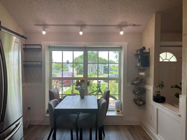 EAT-IN KITCHEN
