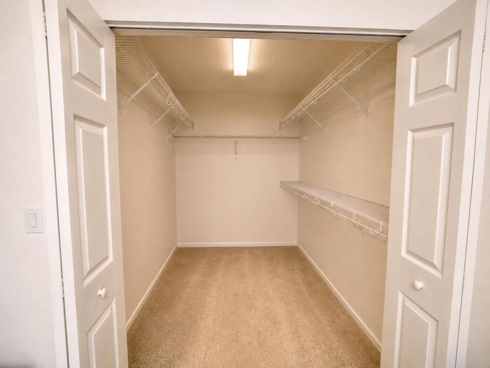 WALKIN CLOSET (AI ENHANCED)