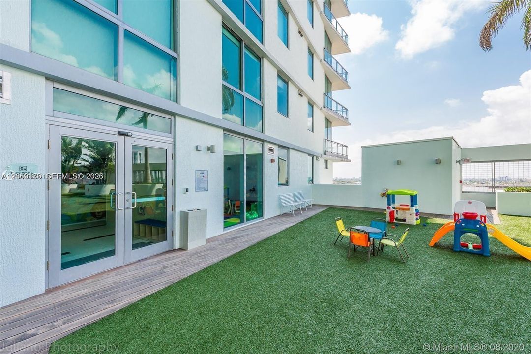 На продажу: $640,000 (2 спален, 2 ванн, 1389 Квадратных фут)
