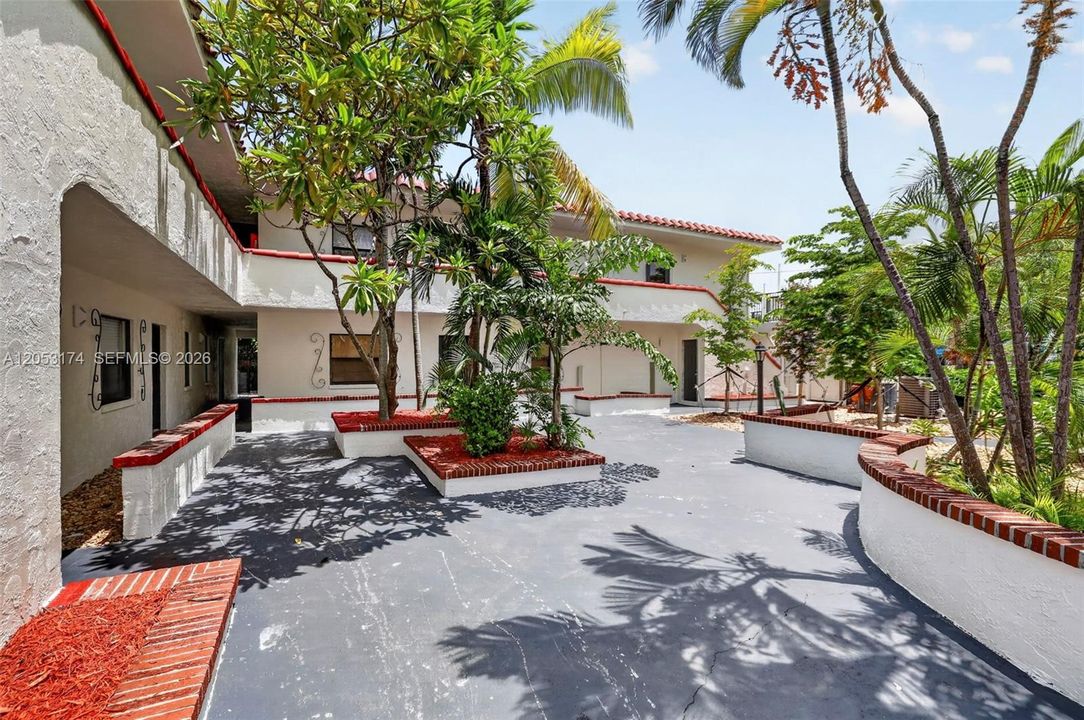 For Rent: $2,800 (2 beds, 1 baths, 650 Square Feet)