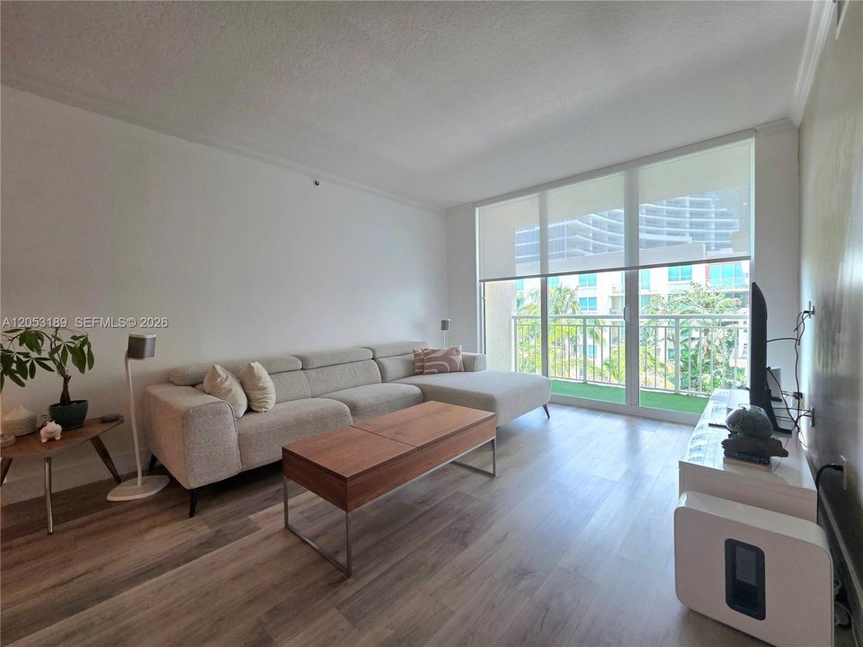 В аренду: $3,300 (2 спален, 1 ванн, 981 Квадратных фут)