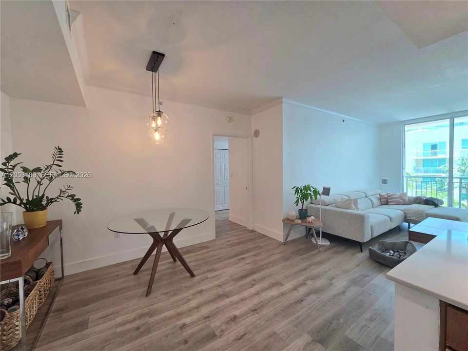 В аренду: $3,300 (2 спален, 1 ванн, 981 Квадратных фут)