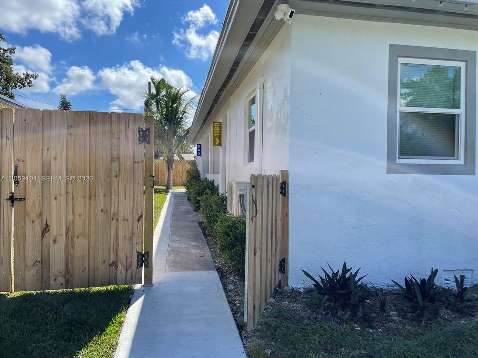 For Rent: $2,200 (2 beds, 1 baths, 1664 Square Feet)