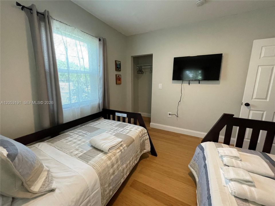 For Rent: $2,200 (2 beds, 1 baths, 1664 Square Feet)