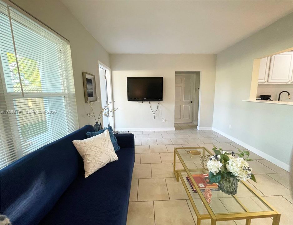 For Rent: $2,200 (2 beds, 1 baths, 1664 Square Feet)