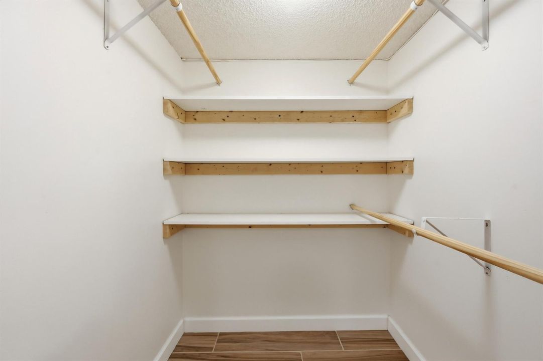 22_walk-in closet