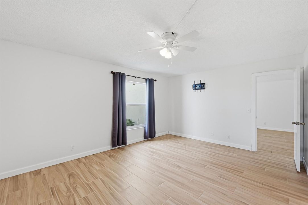 19_primary bedroom