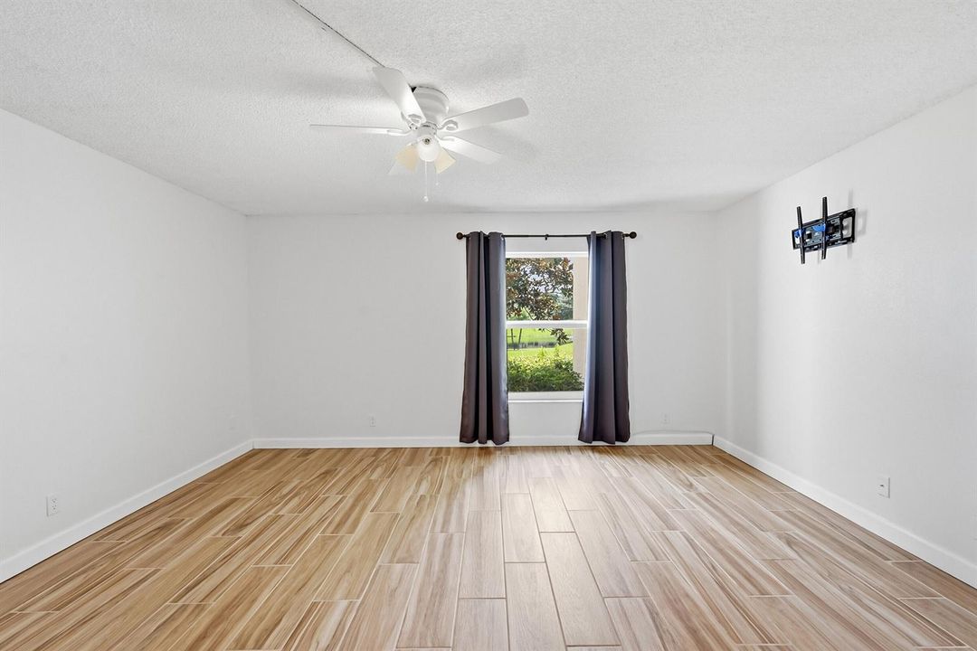 17_primary bedroom