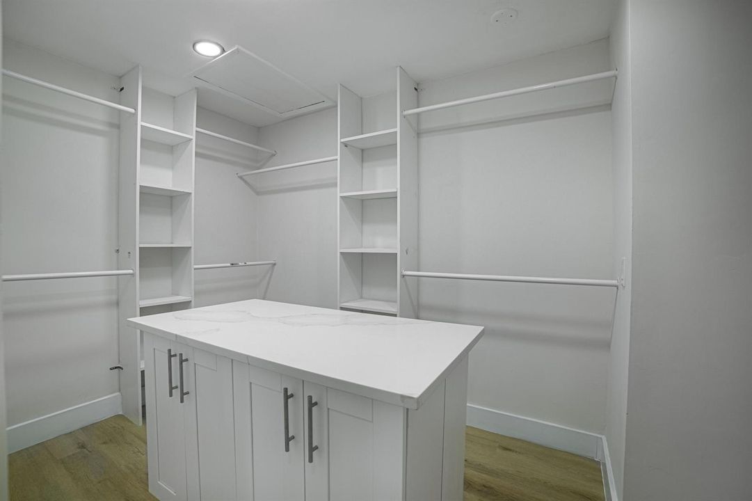 Bedroom1-Closet-B