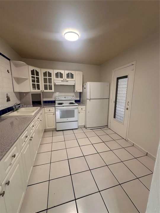 For Sale: $224,900 (2 beds, 1 baths, 878 Square Feet)