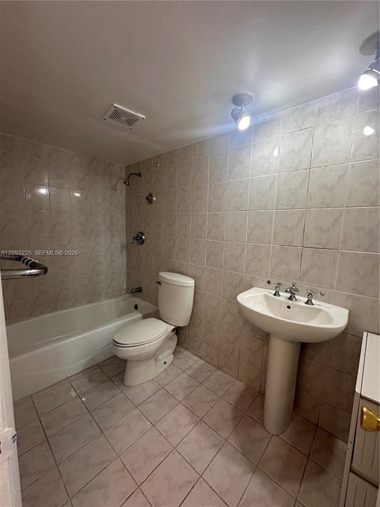 For Sale: $224,900 (2 beds, 1 baths, 878 Square Feet)