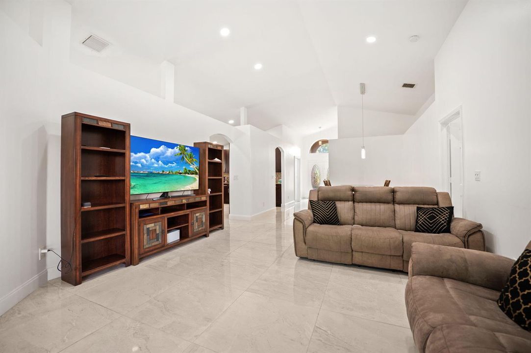 8-web-or-mls-1842-oak-berry-cir